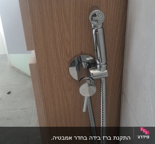 ברז ידית מתכת מחובר לקיר עץ